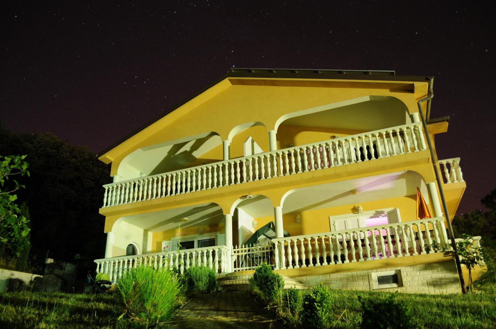Apartments Viktorija Omisalj Luaran gambar