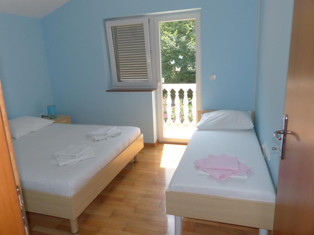 Apartments Viktorija Omisalj Luaran gambar