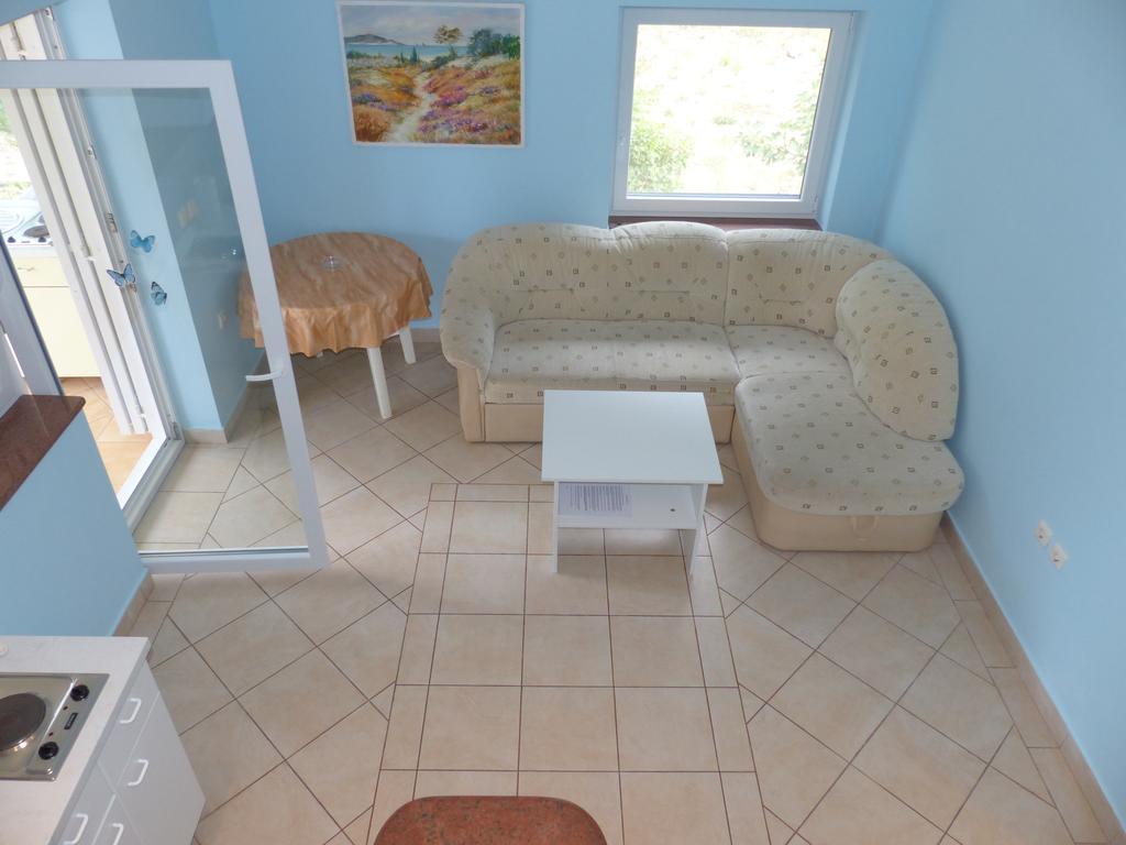 Apartments Viktorija Omisalj Luaran gambar