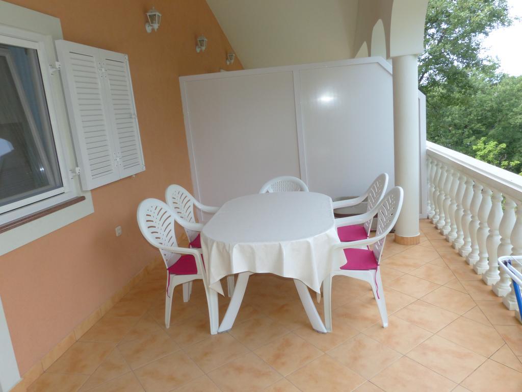 Apartments Viktorija Omisalj Luaran gambar