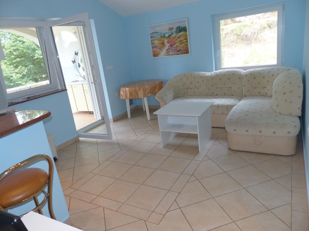 Apartments Viktorija Omisalj Luaran gambar